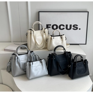 Détails des sacs fourre-tout minimalistes en argent, blanc et noir avec sangle