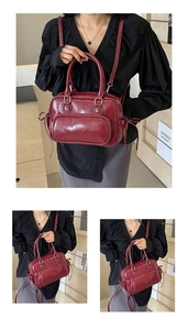 Detail of wine red crossbody bag with glossy finish and decorative bow tassels