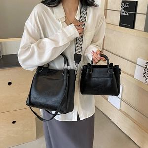 Ensemble cabas 2 pièces noir en cuir texturé avec bandoulière géométrique tissée
