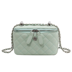 Borsa a bauletto trapuntata verde menta con tracolla a catena e ciondolo a fiore
