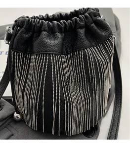Detailansicht der schwarzen Leder-Beuteltasche mit dichten silbernen Kugelkettentüpfeln