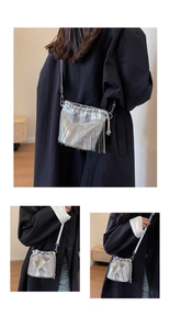 Detail der silbernen Quasten-Beuteltasche mit Metallfransen und Kordelzug für Damen