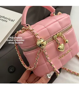 Sac seau matelassé rose avec boucle dorée et bandoulière en chaîne réglable