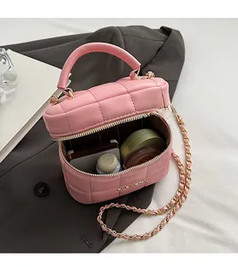 Détail du sac seau rose matelassé montrant la capacité intérieure avec des cosmétiques