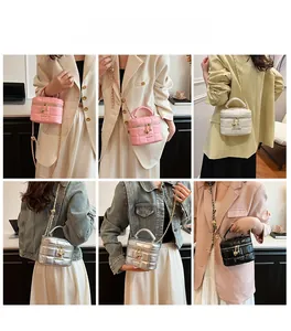 Vues multiples d'un mini sac matelassé avec bandoulière chaîne et breloque cœur
