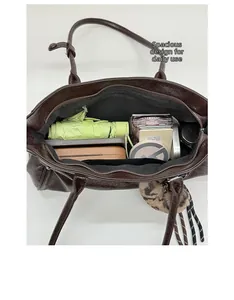 Vue de dessus montrant la grande capacité et les poches de ce sac cabas en cuir marron