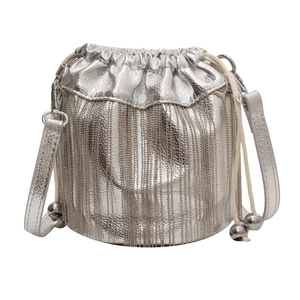 Silberne Fransen-Beuteltasche mit Metallic-Perlenquasten und Kordelzugverschluss