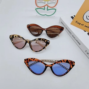 Fashion cat-eye sunglasses with tortoise frame and metal chain temples for women