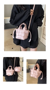 Sac seau tressé rose montrant le motif de tissage, la pochette et la bandoulière amovible