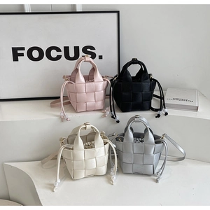 Détails de sacs seaux en cuir tressé en rose, noir, blanc cassé et couleur argentée