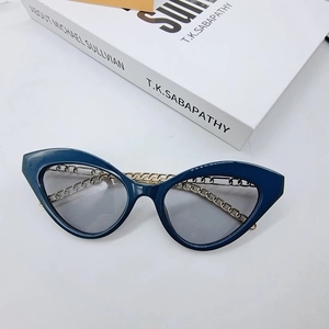 Detailed 45-degree angle of dark blue cat-eye sunglasses with golden chain metal temples
