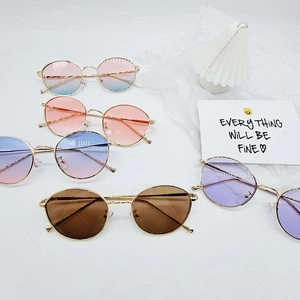 Cinq paires de lunettes de soleil rondes pour enfants avec monture en métal doré