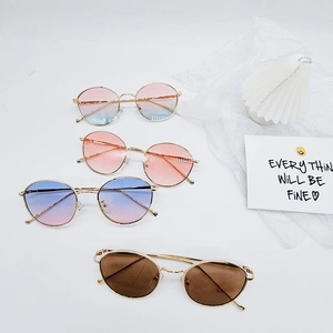 Lunettes de soleil rétro en métal doré pour enfants avec quatre verres colorés dégradés