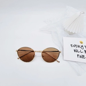 Vue macro de lunettes de soleil rondes vintage en métal doré avec verres bruns