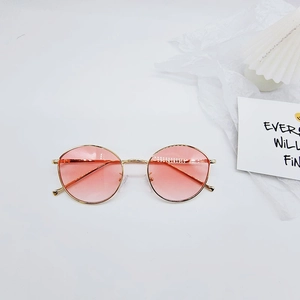 Détails de lunettes de soleil rondes dorées pour enfants avec verres dégradés roses