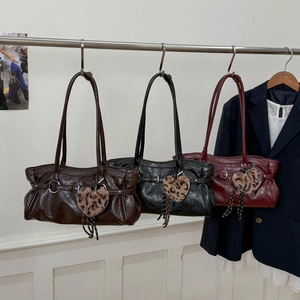 Vue détaillée de sacs à bandoulière plissés brillants en café foncé, noir et bordeaux