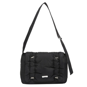 Minimalistische zwarte gewatteerde crossbodytas met brede riem en metalen gespen