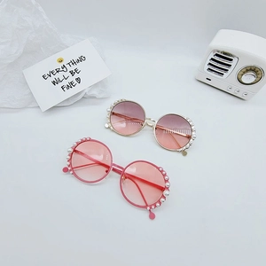 Fashionable round children sunglasses with pearl embellishments and pink gradient lenses