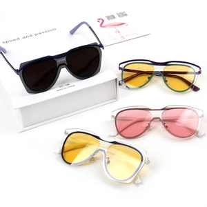 Détail de quatre lunettes de soleil aviateur colorées avec montures en résine