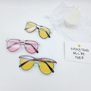 Trois paires de lunettes de soleil tendance pour enfants avec protection UV en lot multicolore