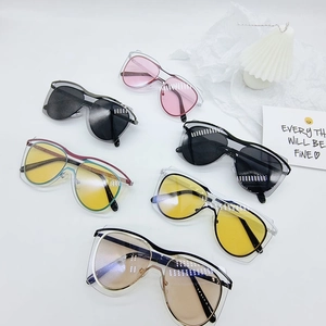Détails de lunettes de soleil enfant oversize avec six options de couleurs de verres tendance