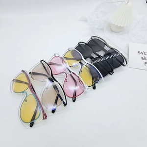 Lunettes de soleil pour enfants à grands cadres transparents colorés et protection UV