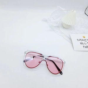 Gros plan de lunettes aviateur pour enfants avec verres roses et monture blanche sur fond blanc