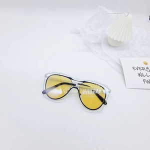 Détail macro des verres jaunes et de la double monture transparente pour lunettes enfant