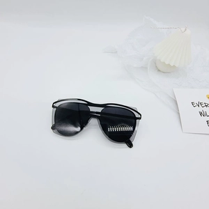 Détail de lunettes de soleil noires pour enfants avec monture grise translucide