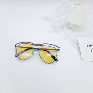 Gros plan de lunettes de soleil pour enfants avec verres jaunes et monture multicolore