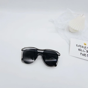 Vue détaillée des lunettes de soleil noires surdimensionnées pour enfants au style tendance