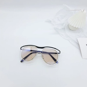 Détail de lunettes de soleil tendance pour enfants avec double monture dorée et verres