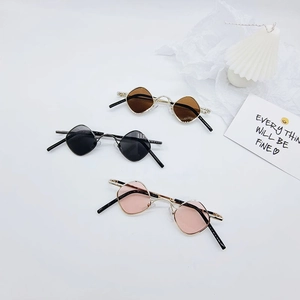 Lunettes de soleil rétro en métal pour enfants avec verres en forme de losange