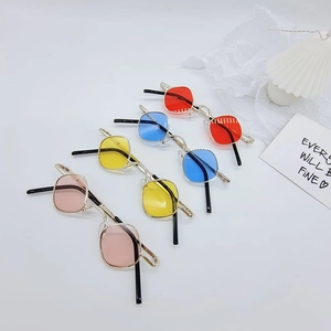 Lunettes de soleil rétro en métal pour enfants en rose, jaune, bleu et rouge vif