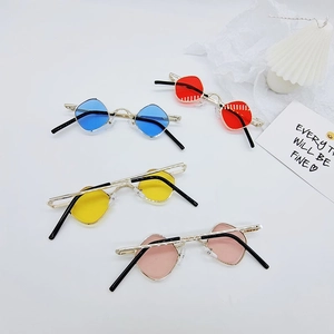 Lunettes de soleil rétro en métal doré pour enfants avec verres teintés irréguliers