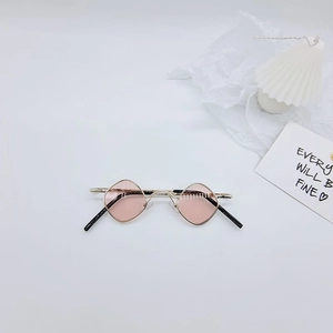 Lunettes de soleil enfant losange rose avec monture en métal doré et verres translucides