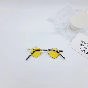 Détails des verres en résine jaune et monture en métal doré fin pour lunettes enfants