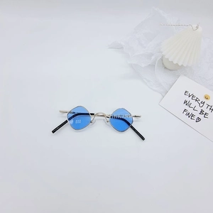 Vue de dessus des lunettes de soleil rétro pour enfants avec verres bleus et monture dorée