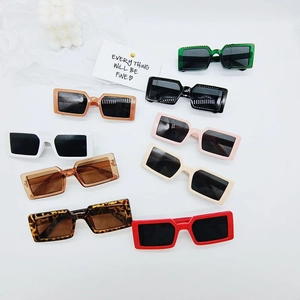 Vue à plat de lunettes de soleil rétro carrées pour enfants en neuf coloris variés