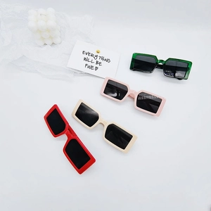 Lunettes de soleil rectangulaires pour enfants en quatre couleurs sur fond minimaliste
