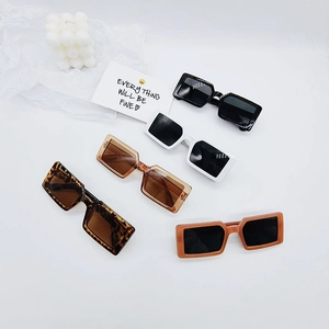 Lunettes de soleil rectangulaires pour enfants en cinq couleurs dont léopard et orange