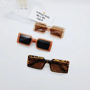 Trois paires de lunettes de soleil carrées vintage pour enfants en léopard, orange et brun