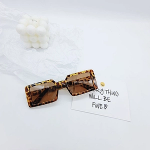 Détail de lunettes de soleil carrées léopard pour enfants avec verres marrons style ins