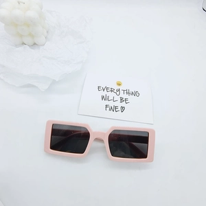 Lunettes de soleil roses rectangulaires pour enfants avec verres foncés sur fond clair
