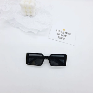 Vue à plat de lunettes de soleil rectangulaires noires pour enfants avec verres foncés