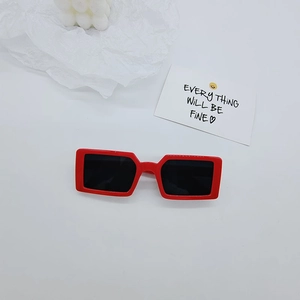 Vue détaillée de lunettes de soleil carrées rouges pour enfants sur fond blanc