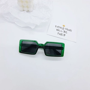 Détail de lunettes de soleil enfant avec monture rectangulaire verte translucide