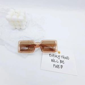 Détail de lunettes de soleil rectangulaires pour enfants en ambre translucide