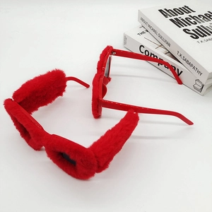Elegantes gafas de sol cuadradas de felpa roja sobre fondo blanco minimalista