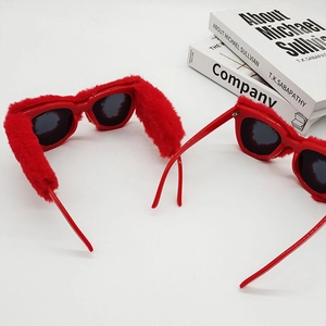 Gafas de sol de felpa roja para mujer estilo fiesta vistas desde arriba y de lado